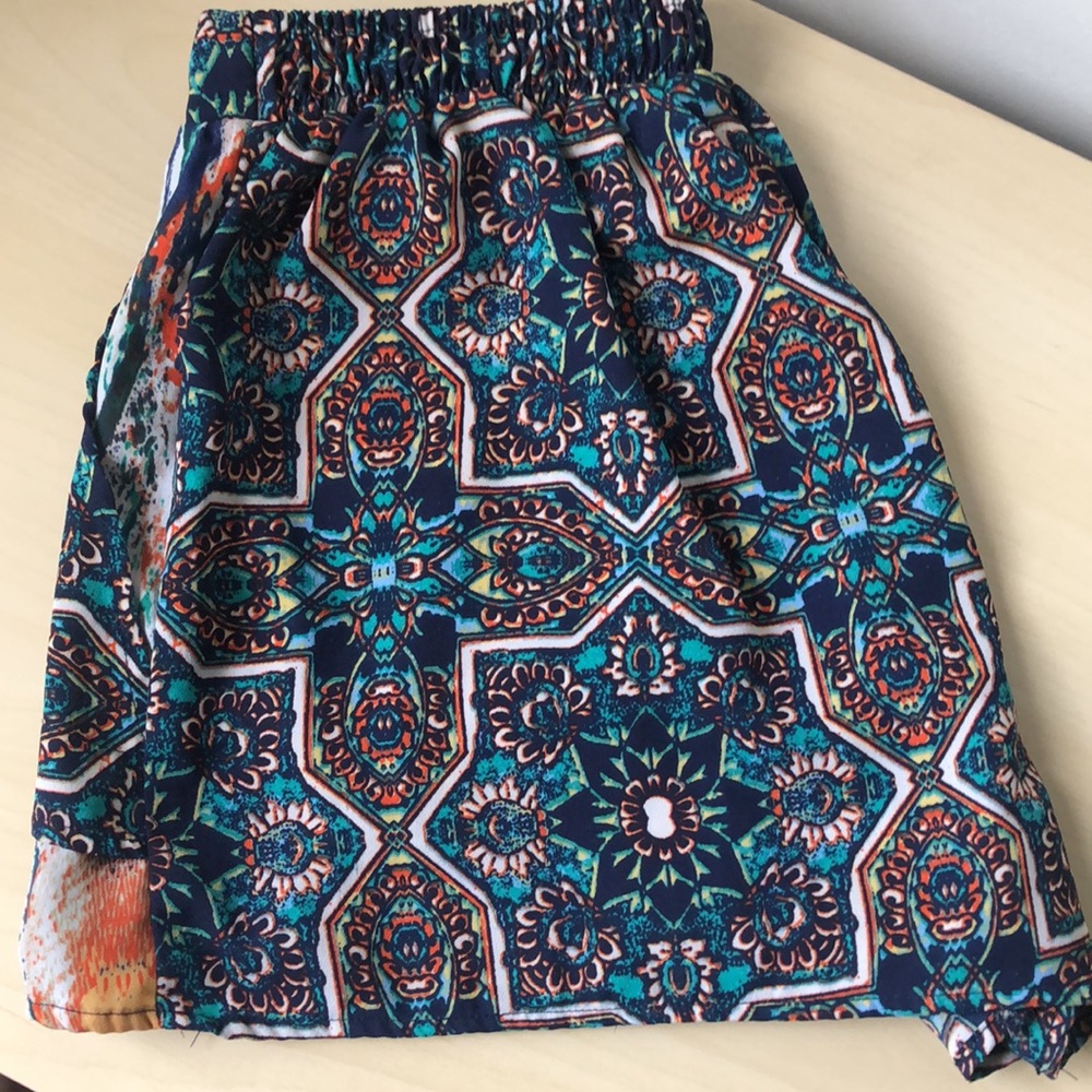 Multi colored shorts - Picture 3 of 3